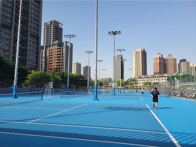 半场战报：海登海姆0-1弗赖堡，曼赞比建功